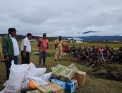 Kapolri Salurkan 264,7 Ton Beras dan 1.500 Sembako untuk Warga Papua yang Terdampak Kekeringan