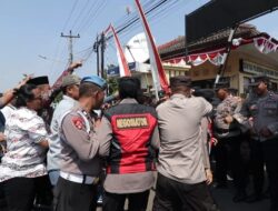 Aksi Damai Berujung Ricuh, Depan Mapolres Pekalongan Kota Mencekam