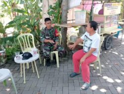 Babinsa Bandungrejo Tetap Sempatkan Komsos Bersama Warga Binaan Pasca Idul Adha