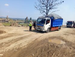 Unit Lantas Polsek Mranggen melakukan sosialisasi jam operasional dump truck yang melintas di jalan raya dapat dikurangi