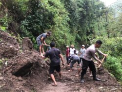 Bersihkan Material Longsor di Desa Tempur Jepara, Polisi Gelar Kerja Bakti Bersama Warga