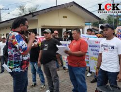Ratusan Masyarakat Demo Ke Polsek Pancur Batu Bawa Spanduk “Copot Kapolsek dan Kanit Reskrim” dan Akan Demo Rumah Kapolda Sumut 