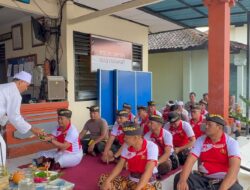 Personil Polsek Kerambitan melaksanakan sembahyang bersama dalam rangka Rahina Tumpek Landep